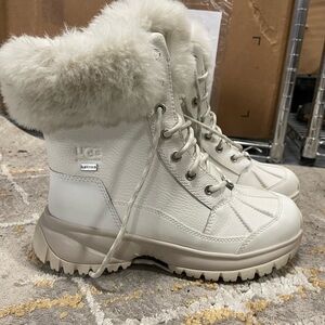 NEW UGG Women's Cream Fur-Lined waterproof  Winter Boots (Mismatched Size 6/6.5)